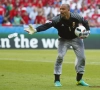 Gabor Kiraly range son jogging au placard 