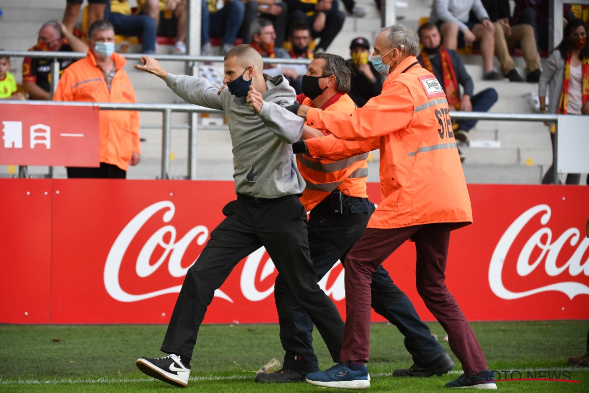 Un supporter malinois monte sur le terrain pour s'en prendre au buteur ostendais