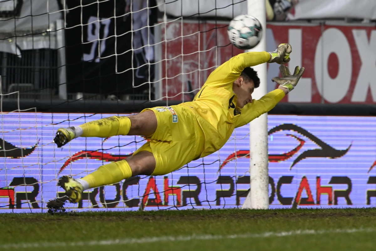 Rémy Descamps, pas loin d'arrêter son deuxième penalty de la saison 