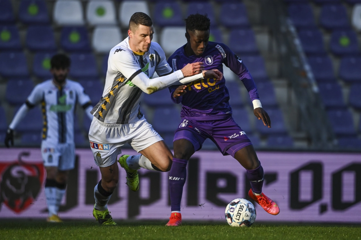 Une prestation convaincante, puis une sortie sur blessure pour Abdoulie Sanyang contre Charleroi 