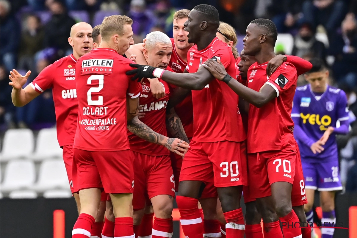 L'Antwerp remporte un derby anversois sous haute tension, un supporter descend sur le terrain avec un fumigène