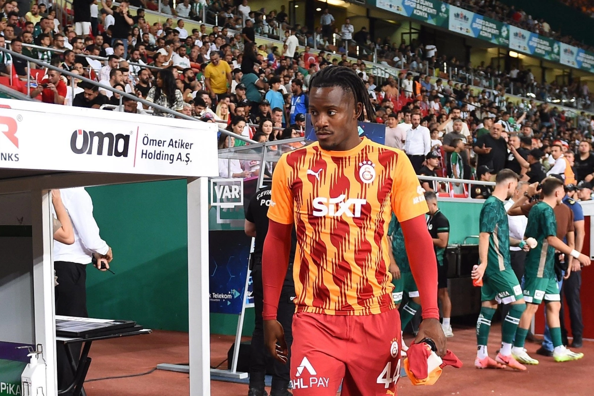 📷 La célébration...un poil provocatrice de Michy Batshuayi après la victoire de Galatasaray sur Besiktas 