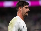 🎥 Des briquets...et même un sac d'excréments : Thibaut Courtois pris pour cible par ses anciens supporters, le derby arrêté