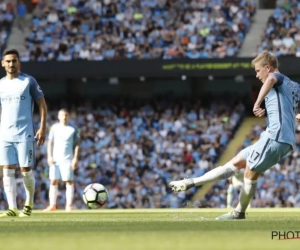 De Bruyne ouvre le score d'un génial coup franc