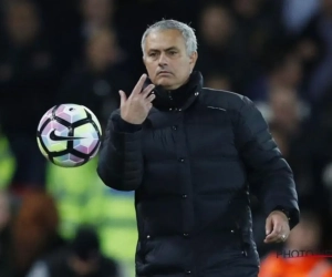 Mourinho signe les chaussures d'un enfant