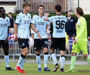 Un jeune Blauw en Zwart file à Ostende 