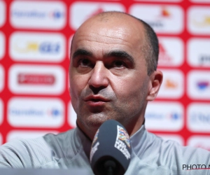 Roberto Martinez surveille deux joueurs de l'Antwerp 