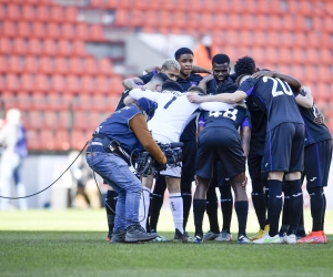 📷 Les supporters d'Anderlecht ont accueilli leurs joueurs à Neerpede