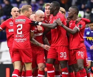 L'Antwerp remporte un derby anversois sous haute tension, un supporter descend sur le terrain avec un fumigène