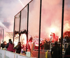 Les South Leaders d'Anderlecht réagissent après l'arrêt temporaire du match dimanche