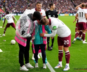 🎥 Grosse frayeur en Premier League : un ballboy manque d'être écrasé sous un panneau publicitaire, un joueur lui évite le pire