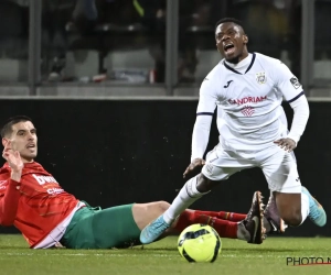 🎥 Deux jaunes pour avoir enlevé son maillot, la première sur un but annulé : un ancien de Pro League fait le show