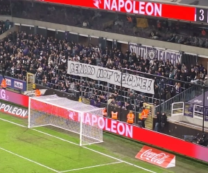 "Wouter buiten" et banderoles anti-Renard malgré la large victoire : les ultras d'Anderlecht hués par le reste des supporters !