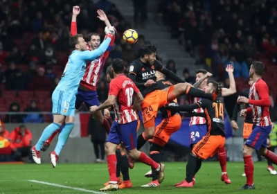 Diego Godin perd trois dents dans un duel avec le gardien de Valence (vidéo)