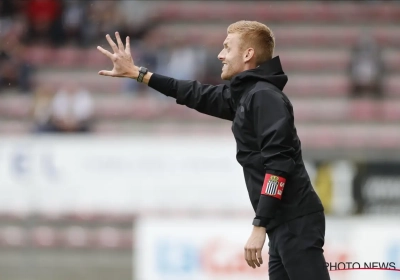 Refrain connu pour le Sporting de  Charleroi: "Mais il ne faut pas baisser la tête" 