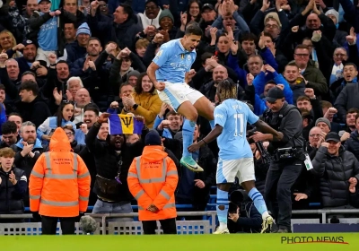 🎥 Jérémy Doku redevient décisif avec Manchester City, mais Leandro Trossard prend le siège de leader en Premier League ! (vidéos)