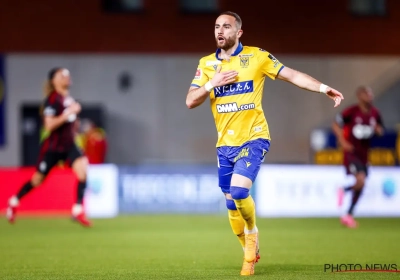 🎥 Des images remarquables : l'attaquant de STVV, buteur pour la première fois en 47 matchs, a célébré en taclant... Wilfried Kanga