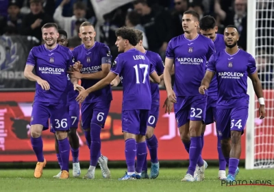 Un joueur de Charleroi fracasse le terrain d'Anderlecht : "Même en Ligue 2, tu n'as pas un terrain aussi mauvais" 