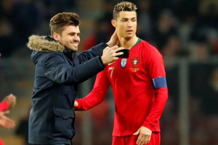 ? Cristiano Ronaldo fait des selfies en plein match