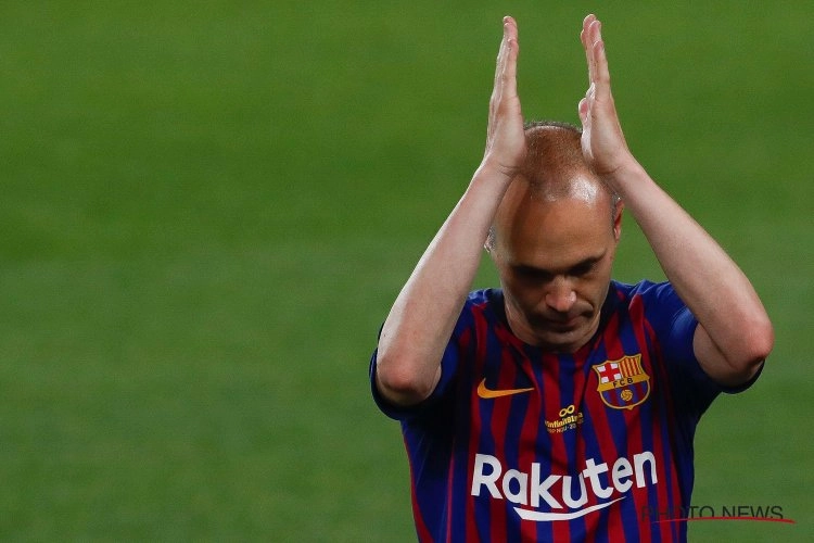 ? Quelle image ! Iniesta attend que les 90.000 fans quittent le Camp Nou pour un ultime adieu