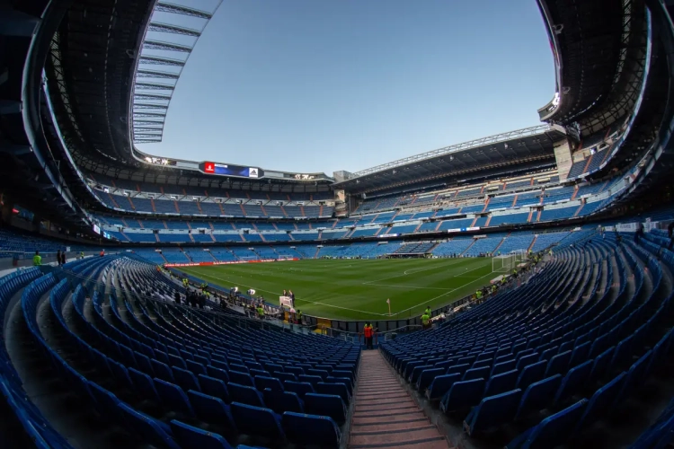 🎥 Images impressionnantes : le Stade Bernabeu est en proie aux flammes! 