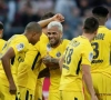 Dani Alves lance des fleurs à Thomas Meunier