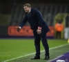 Hein Vanhaezebrouck lance des fleurs à Leander Dendoncker