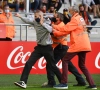 Un supporter malinois monte sur le terrain pour s'en prendre au buteur ostendais