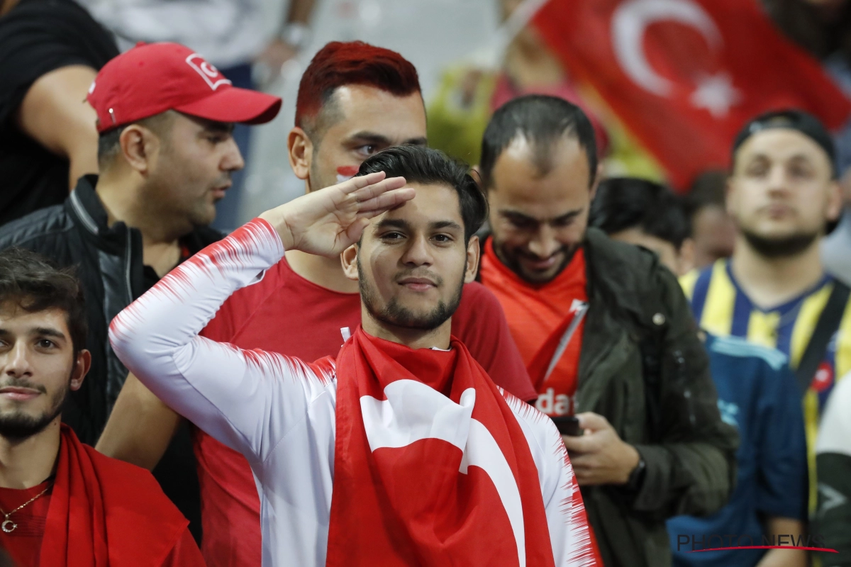 Une banderole pacifiste déployée lors de France-Turquie 