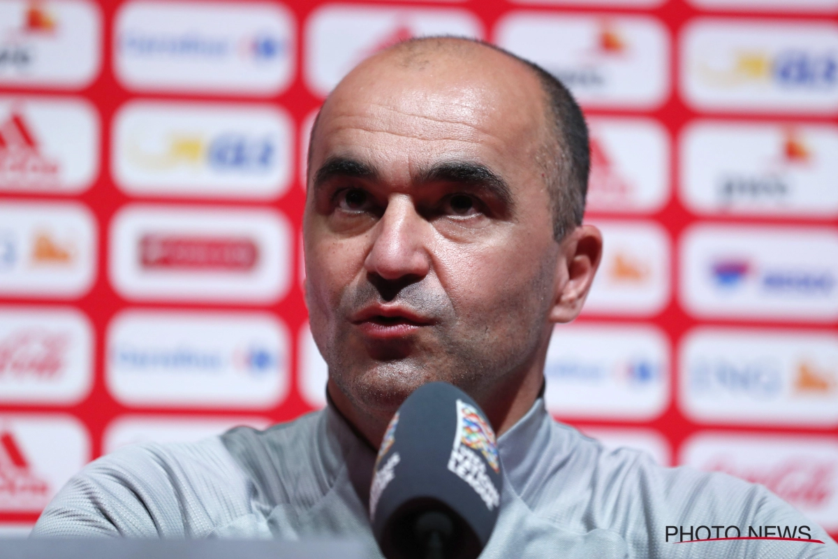 Roberto Martinez surveille deux joueurs de l'Antwerp 