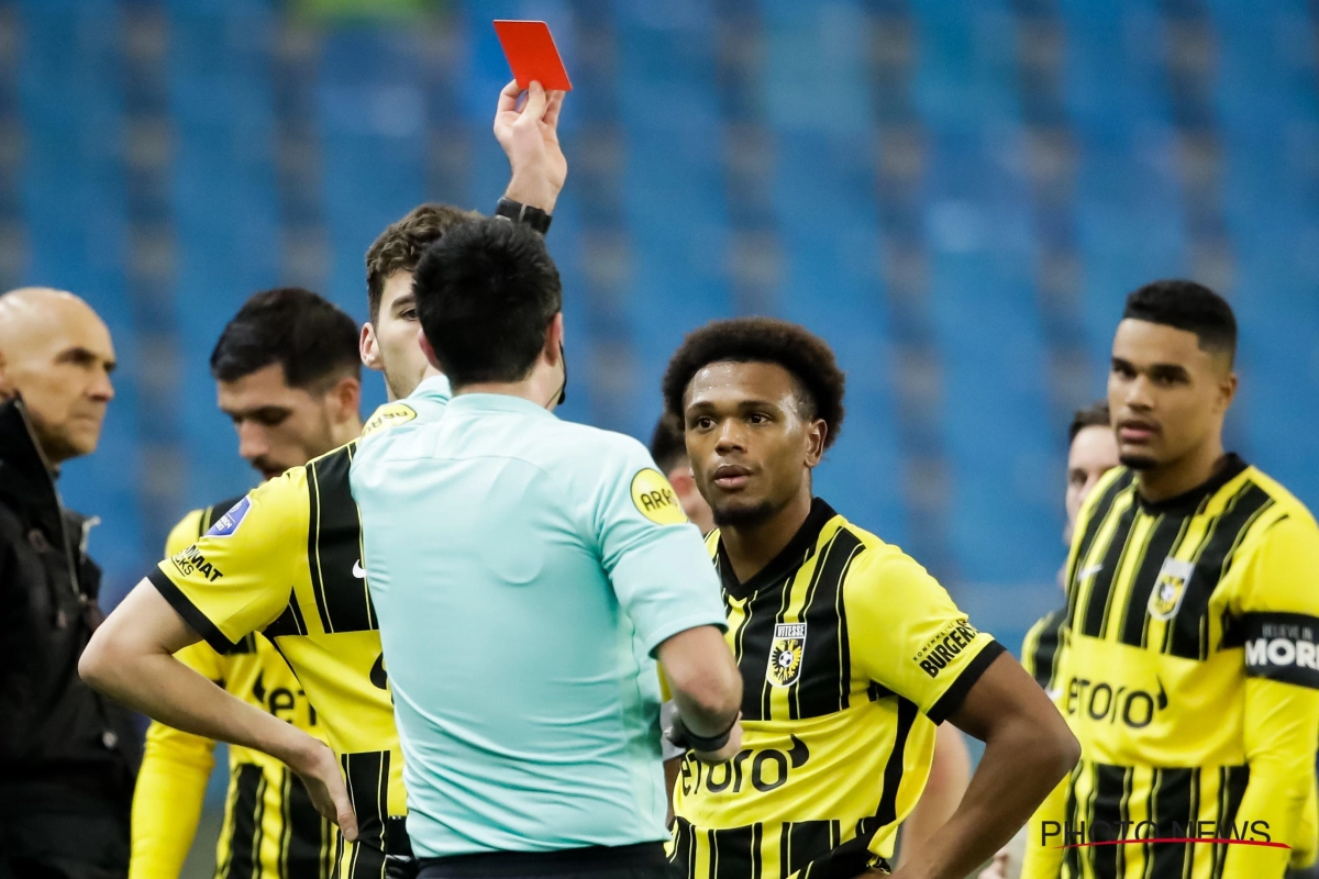 🎥 Openda expulsé, Vitesse s'incline à domicile 