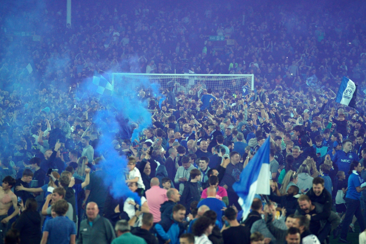 📷 Les supporters d'Everton envahissent le terrain après le maintien en Premier League