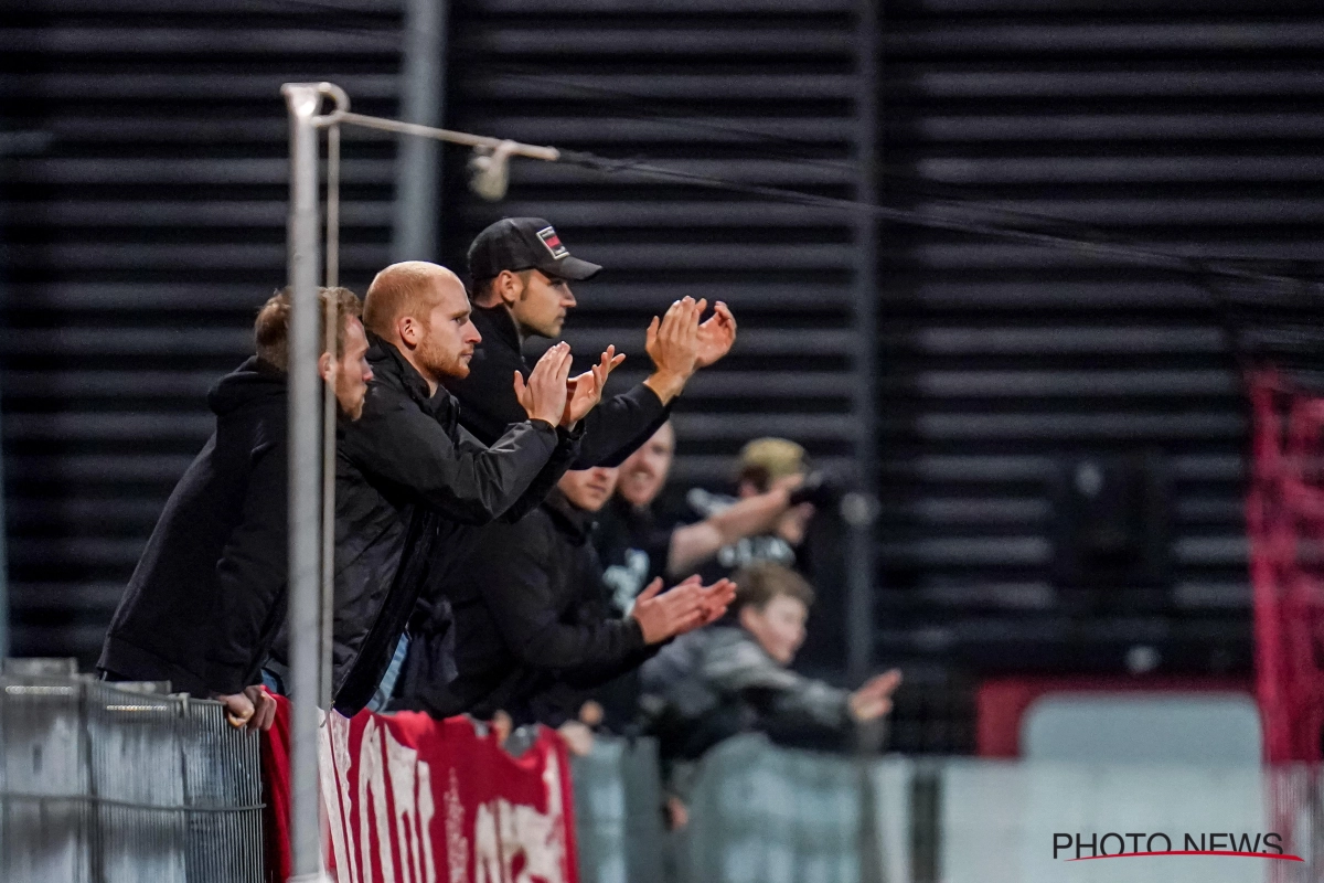 "On vient de commander 3 portions supplémentaires de 20 nuggets de poulet, on en a pour un moment" : le live délirant du MVV Maastricht