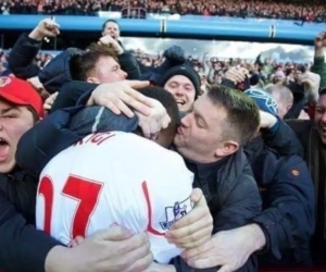 Enorme: Origi reçoit un GROS bisou d'un supporter pour la Saint-Valentin !