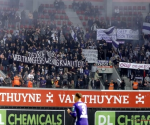 Les supporters d'Anderlecht affichent leur mécontentement: "Hey les filles, on n'est pas au Club Med"