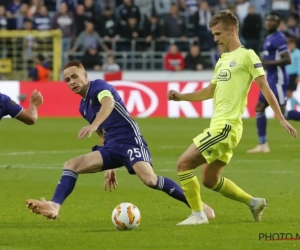 Un joueur du Dinamo Zagreb au centre d'un duel entre le Barça et le Real Madrid 