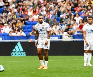 Déçu par son équipe, un supporter lyonnais regarde un autre match sur son portable