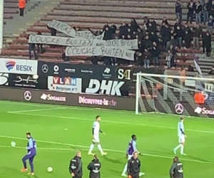 📷 "Coucke buiten" : la banderole des supporters d'Anderlecht au Mambourg