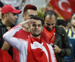 Une banderole pacifiste déployée lors de France-Turquie 