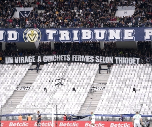 Les supporters de Bordeaux, interdits de déployer un message contre leur direction, montent sur la pelouse