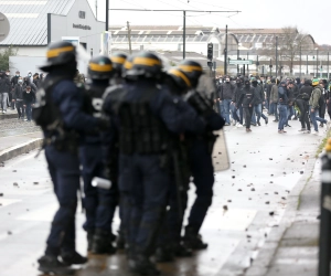 Les supporters du FC Nantes n'en peuvent plus et s'accrochent avec les forces de l'ordre : "FC Kita, on n'en veut pas"