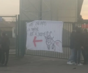 📷 Les supporters de Mouscron ont protesté avant et pendant la rencontre face au Cercle de Bruges