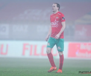 Le joueur d'Ostende Brecht Capon suivi par un club amateur