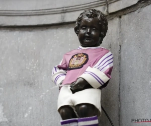 📷 Manneken Pis aux couleurs du derby bruxellois