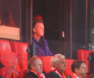 📷 L'image du jour : Louis Van Gaal, en fauteuil roulant et entouré de ses joueurs