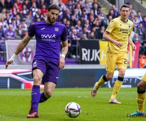 Wesley Hoedt sur son téléphone pendant la causerie tactique?