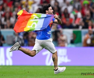 📷 Un supporter entre sur le terrain à Portugal - Uruguay 