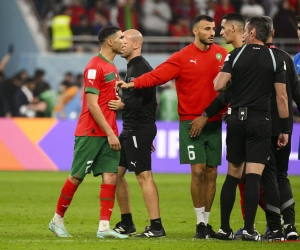 Les joueurs marocains calment le jeu après leur réaction suite à la défaite contre la Croatie