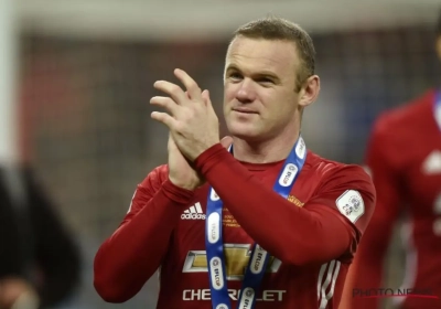 Wayne Rooney a chipé le brassard de capitaine lors de la remise du trophée