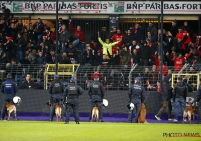 ? Les supporters anderlechtois volent un drapeau des Ultras du Standard avant le Clasico (vidéo)